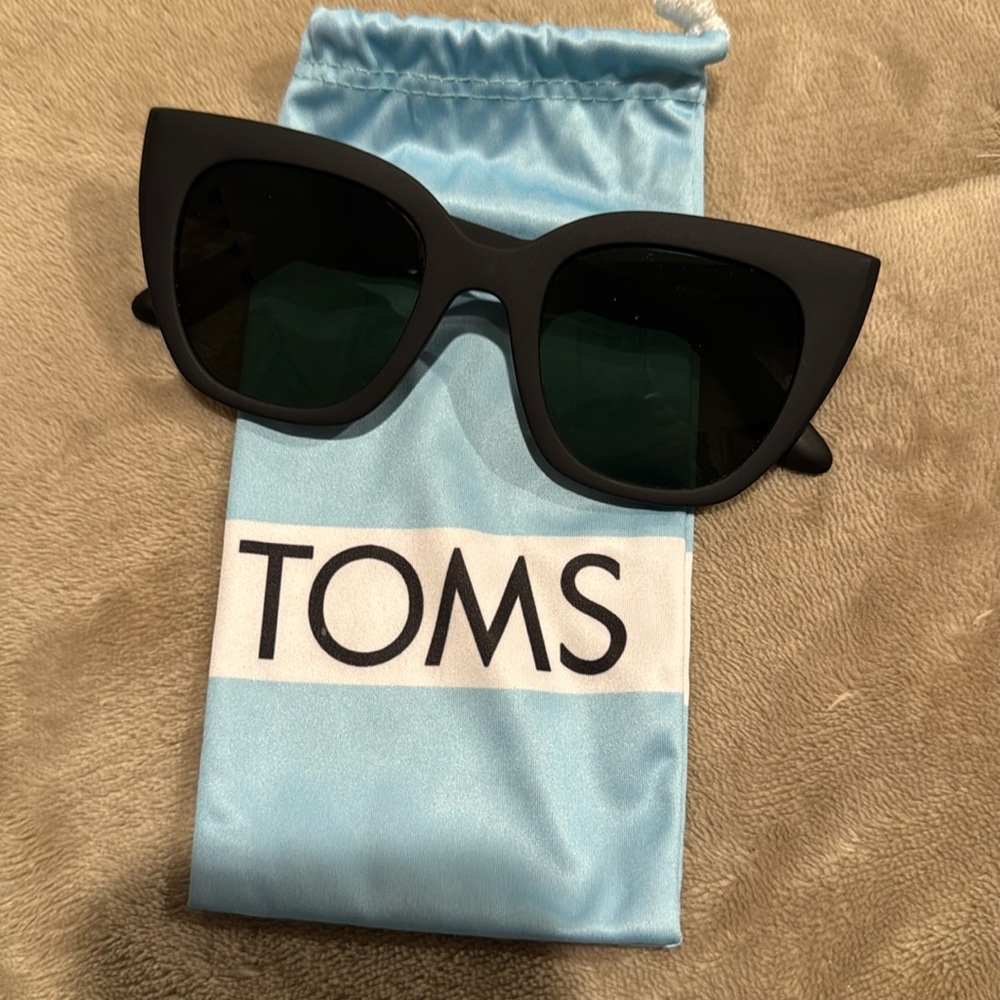 TOMS Black Cat-Eye Sunglasses